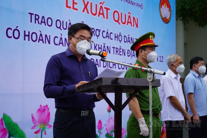 nguoi dan vui mung livestream khoe nhan duoc qua ho tro cua cong an tp hcm hinh 1