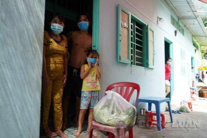 nguoi dan vui mung livestream khoe nhan duoc qua ho tro cua cong an tp hcm hinh 11