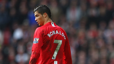 ronaldo co the mac ao so may khi gia nhap man utd lan 2 hinh 1
