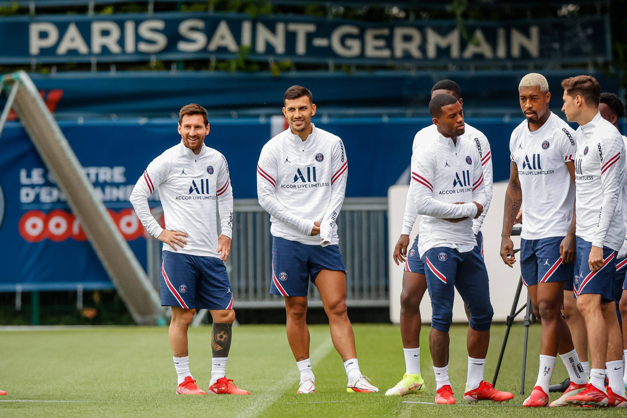 con sot messi ra mat ligue 1 ve cho den tang gia 10 lan pha ky luc man ra mat cua beckham hinh 1