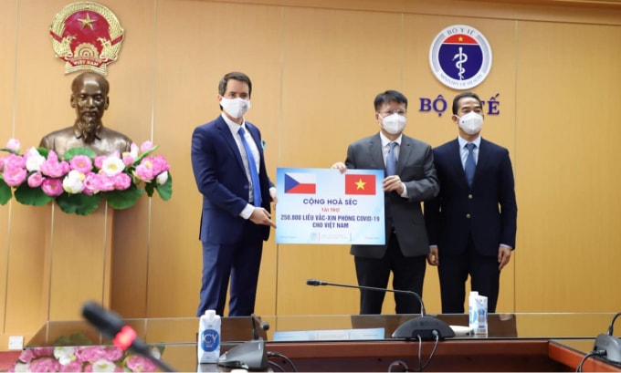 chinh phu cong hoa sec trao tang viet nam 250800 lieu vaccine phong covid 19 hinh 1