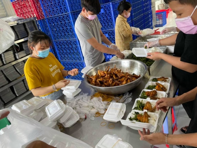 bep an tu thien tai binh duong 20 nguoi lam moi ngay cung cap 6000 suat an mien phi hinh 4