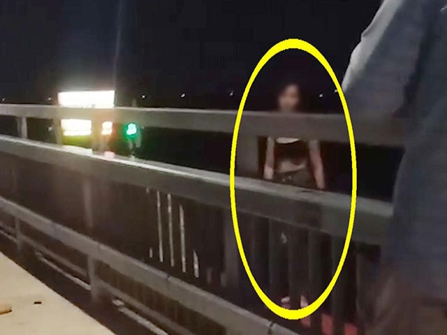 ha noi co gai tre len cau nhat tan tu tu roi tu boi vao bo hinh 1