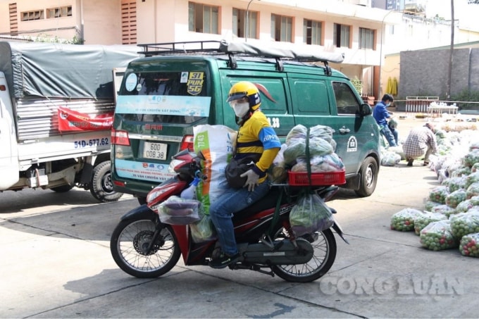 tp hcm shipper xep hang dai tu sang som cho xet nghiem covid 19 hinh 10