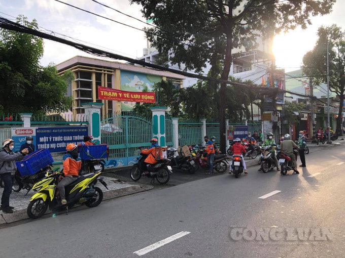 tp hcm shipper xep hang dai tu sang som cho xet nghiem covid 19 hinh 6