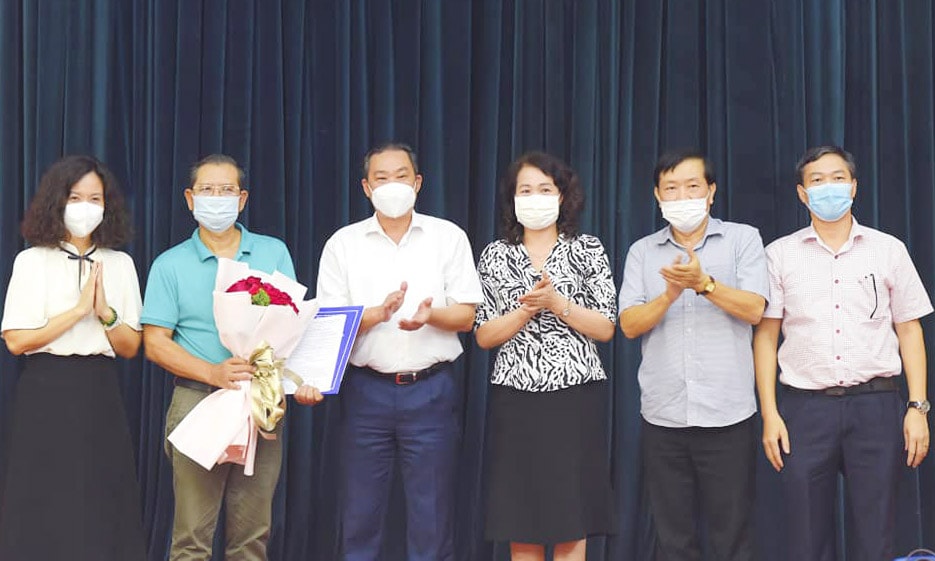 trao quyet dinh nghi huu cho ong to quang phan  tong giam doc tong bien tap dai ptth ha noi hinh 1