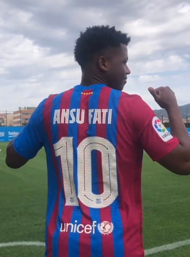 chiec ao so 10 cua clb barca co chu nhan moi hinh 1