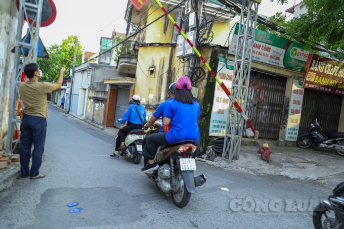 theo chan doi shipper ao xanh chuyen sach giao khoa den tan tay hoc sinh trong ngay tet doc lap hinh 6