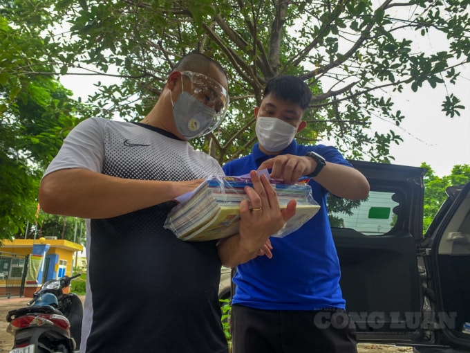 theo chan doi shipper ao xanh chuyen sach giao khoa den tan tay hoc sinh trong ngay tet doc lap hinh 4