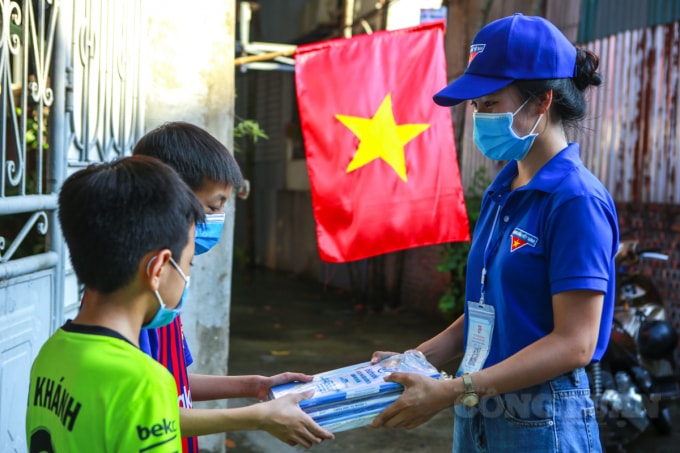 theo chan doi shipper ao xanh chuyen sach giao khoa den tan tay hoc sinh trong ngay tet doc lap hinh 8