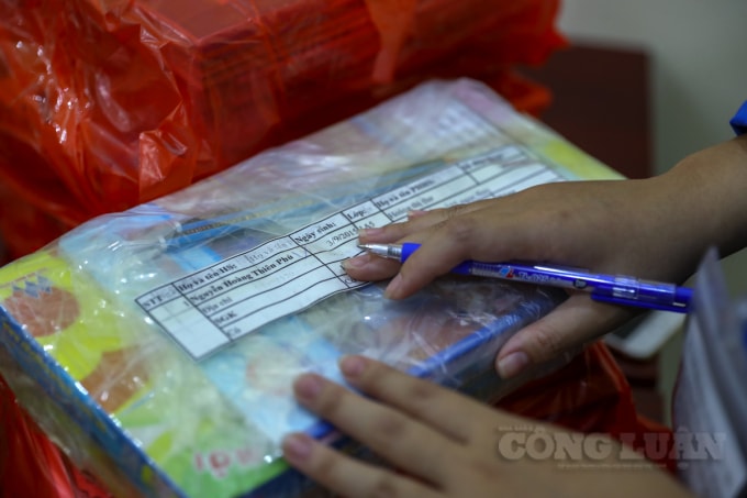 theo chan doi shipper ao xanh chuyen sach giao khoa den tan tay hoc sinh trong ngay tet doc lap hinh 2