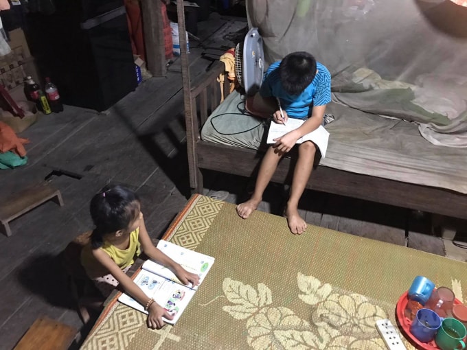 nghe an hoc sinh mien nui phai chay len suon doi cao de bat song 4g hoc online hinh 3