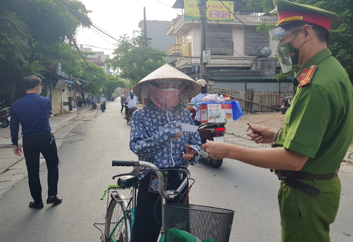 bao cong an nhan dan chia se kho khan voi cac chot kiem soat dich va nguoi dan ngheo trong dai dich hinh 2