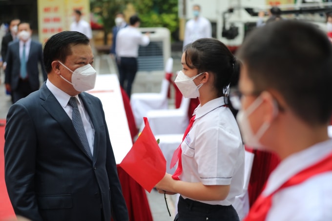 bi thu thanh uy ha noi dinh tien dung du le khai giang truc tiep tai truong thcs trung vuong hinh 2