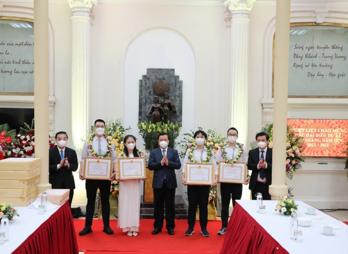 bi thu thanh uy ha noi dinh tien dung du le khai giang truc tiep tai truong thcs trung vuong hinh 4