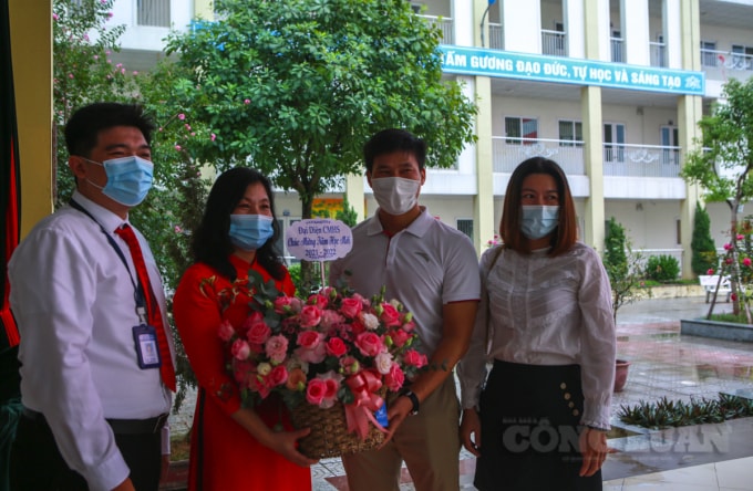 le khai giang dac biet co mot khong hai voi san truong ghe da hang cay vang lang hinh 2