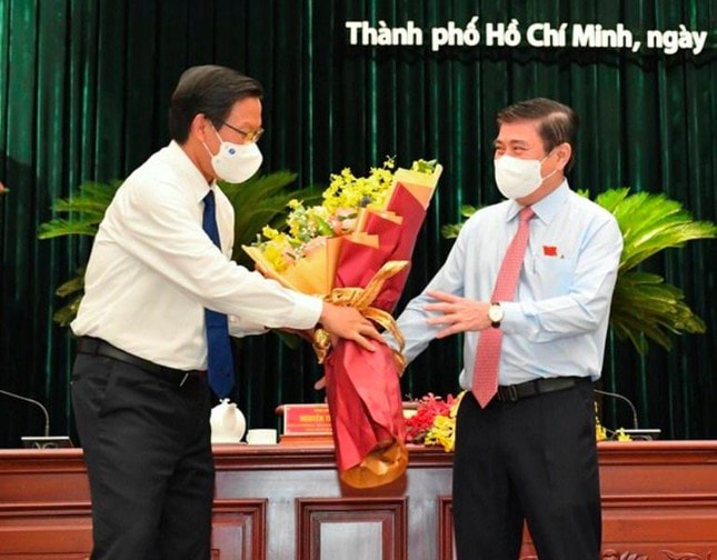 ong nguyen thanh phong ban giao nhiem vu chu tich ubnd tphcm cho ong phan van mai hinh 1