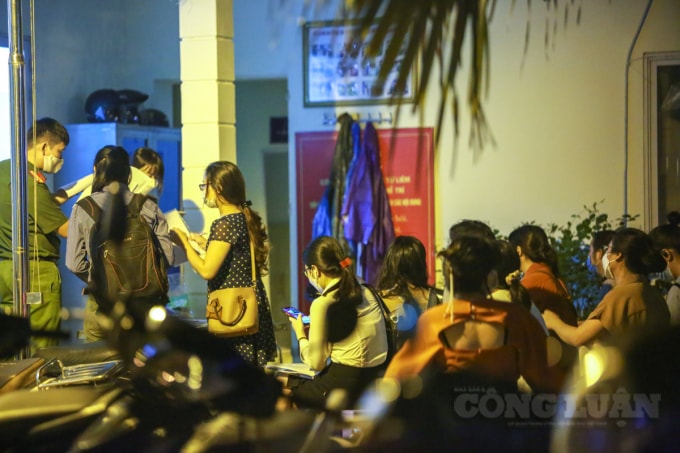 ha noi rat dong nguoi dan cho toi toi o phuong me tri van chua xin duoc giay di duong hinh 19