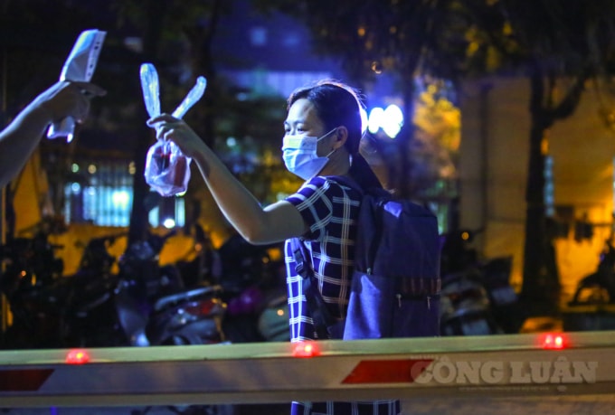 ha noi rat dong nguoi dan cho toi toi o phuong me tri van chua xin duoc giay di duong hinh 15