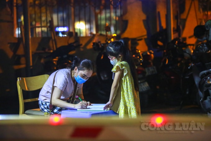 ha noi rat dong nguoi dan cho toi toi o phuong me tri van chua xin duoc giay di duong hinh 14