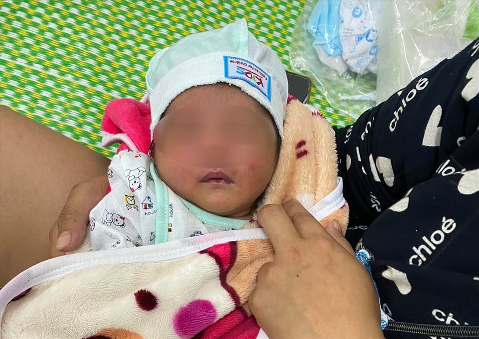 thanh hoa phat hien be trai so sinh bi bo roi duoi chan nui hinh 1