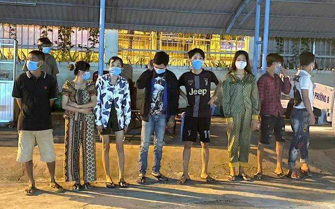 ca mau bat qua tang 8 doi tuong tu tap su dung ma tuy trong luc gian cach hinh 1
