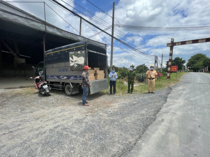 tien giang phat hien gan 2000 chai phan bon la trai phep hinh 1