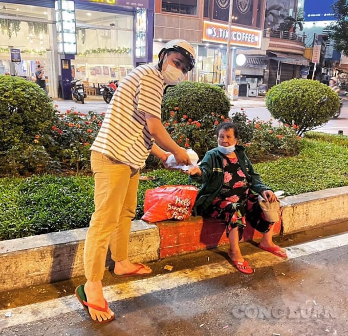tiep vien hang khong tro thanh tinh nguyen vien toi thay minh song tron ven duoc cong hien tung ngay hinh 5