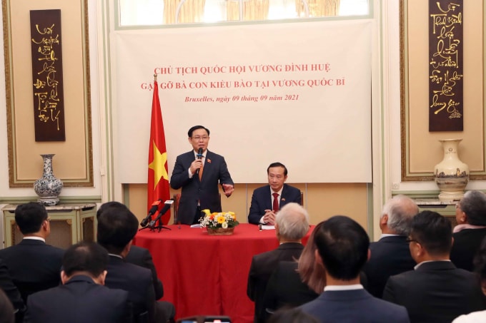 chu tich quoc hoi vuong dinh hue chung ta deu la con lac chau hong thi phai yeu thuong nhau hinh 4