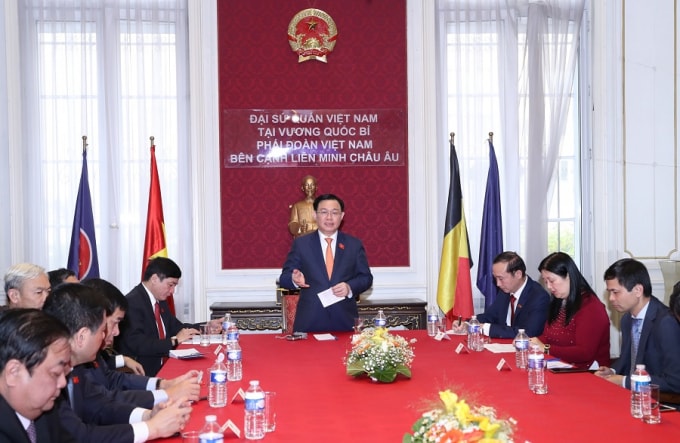 chu tich quoc hoi vuong dinh hue chung ta deu la con lac chau hong thi phai yeu thuong nhau hinh 2