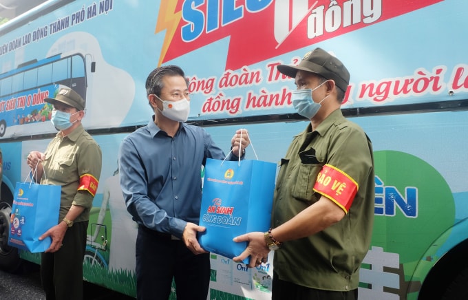 cong doan ha noi trao qua dong vien nguoi lao dong va luc luong tham gia phong chong dich hinh 1