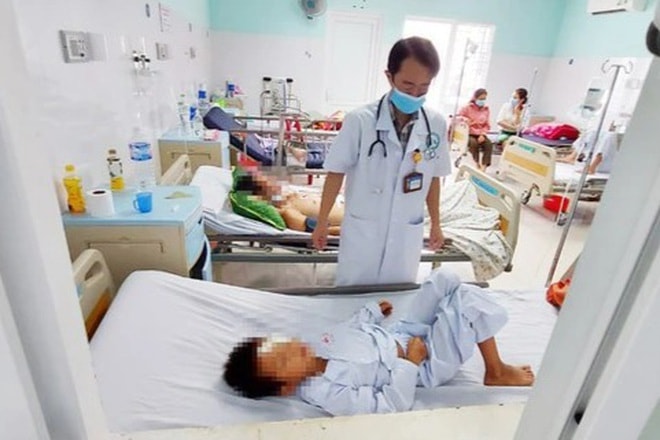 kon tum cuu song be trai bi mui ten ban xuyen mat khi di san chuot ban dem hinh 1