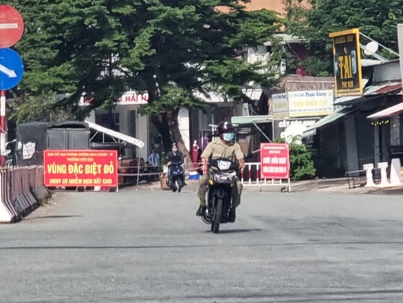 hang loat tinh phia nam noi long gian cach cap giay thong hanh vaccine hinh 1