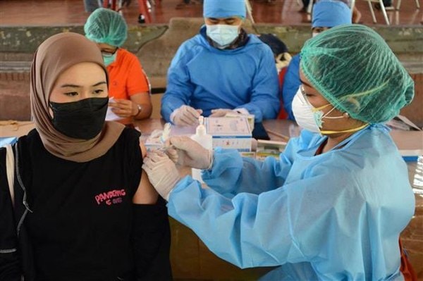 indonesia phat nguoi tu tiem lieu vaccine covid 19 thu ba hinh 1