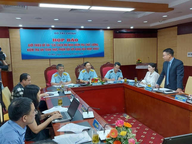 mo hinh kinh te hai quan thong minh xay dung hien dai chuyen nghiep phu hop voi xu huong tu do hoa toan cau hinh 1