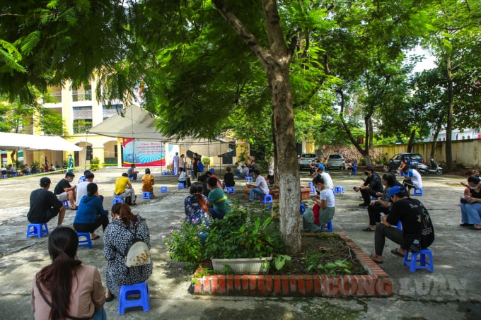 ha noi hang tram nguoi dan xep hang ngoi cho de duoc tiem vac xin vero cell hinh 2