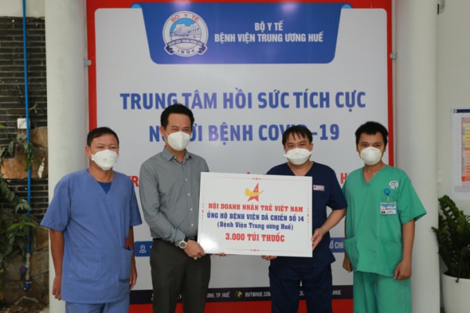 hoi doanh nhan tre viet nam trao tang 3000 tui thuoc ho tro dieu tri cho benhnhan f0 hinh 1
