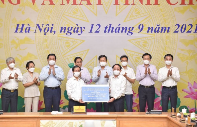 chuong trinh song va may tinh cho em lan toa tinh than nhan ai truyen di nang luong tich cuc hinh 4