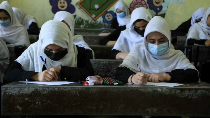 taliban cho phep phu nu afghanistan di hoc nhung cam lop tron nam nu hinh 1