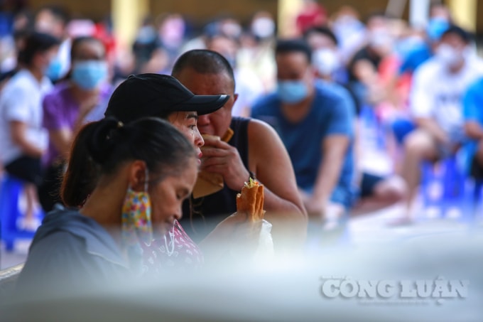 nguoi dan mua banh nuoc loc den co thu hang gio dong ho de duoc tiem vac xin hinh 4
