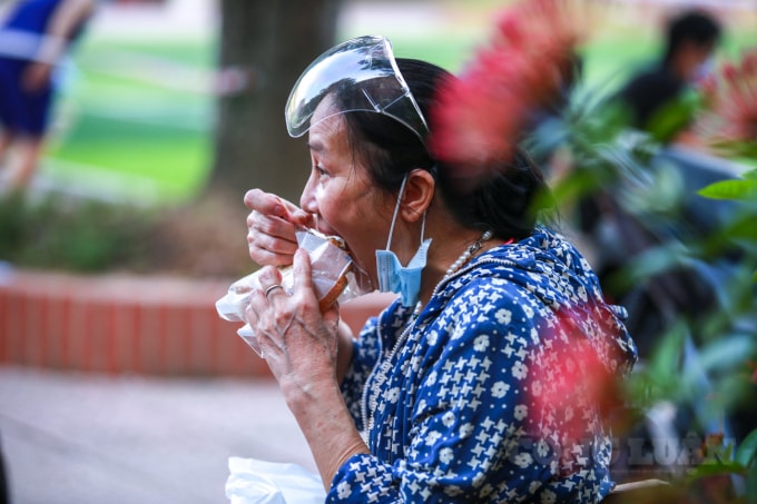 nguoi dan mua banh nuoc loc den co thu hang gio dong ho de duoc tiem vac xin hinh 6