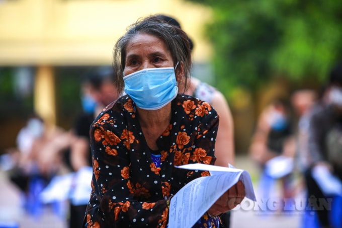 nguoi dan mua banh nuoc loc den co thu hang gio dong ho de duoc tiem vac xin hinh 5