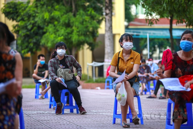 nguoi dan mua banh nuoc loc den co thu hang gio dong ho de duoc tiem vac xin hinh 7