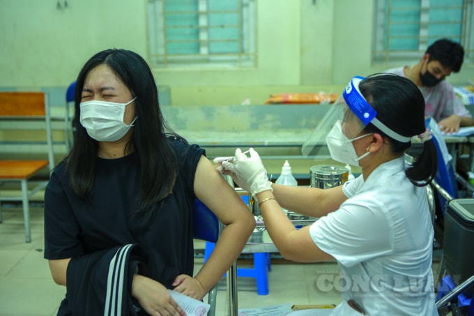 nguoi dan mua banh nuoc loc den co thu hang gio dong ho de duoc tiem vac xin hinh 13