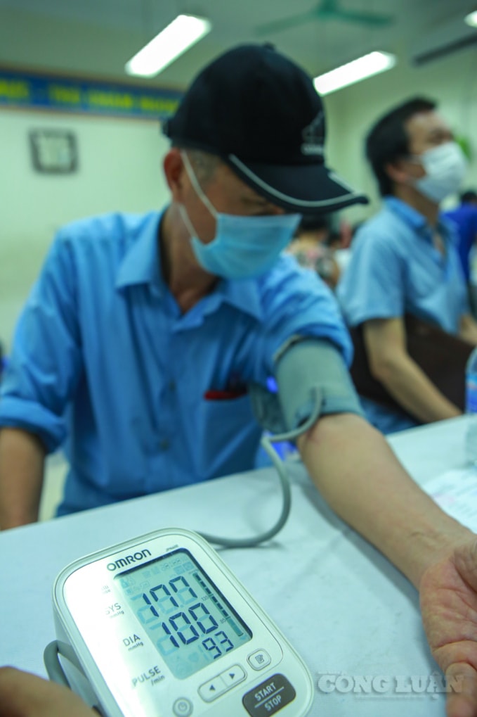 nguoi dan mua banh nuoc loc den co thu hang gio dong ho de duoc tiem vac xin hinh 10