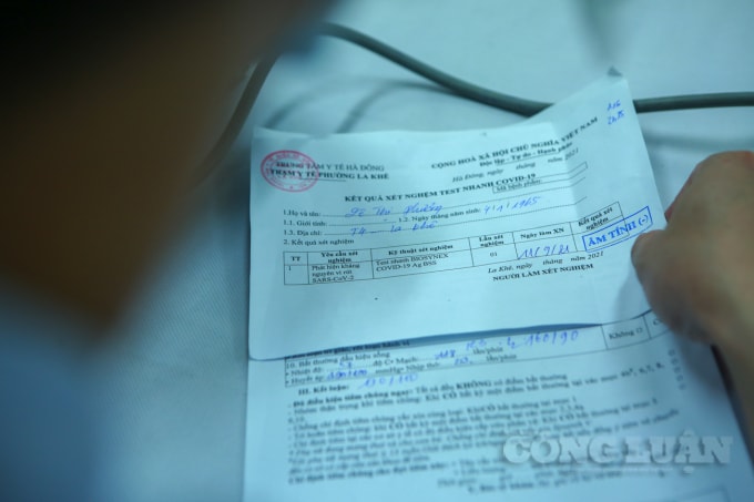 nguoi dan mua banh nuoc loc den co thu hang gio dong ho de duoc tiem vac xin hinh 12