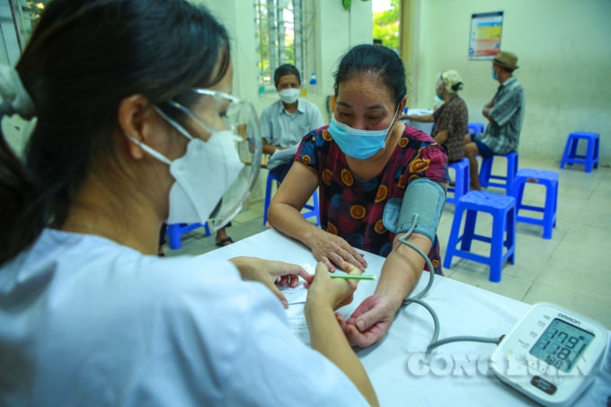 nguoi dan mua banh nuoc loc den co thu hang gio dong ho de duoc tiem vac xin hinh 11