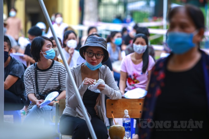 nguoi dan mua banh nuoc loc den co thu hang gio dong ho de duoc tiem vac xin hinh 8