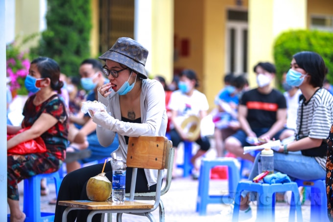 nguoi dan mua banh nuoc loc den co thu hang gio dong ho de duoc tiem vac xin hinh 2