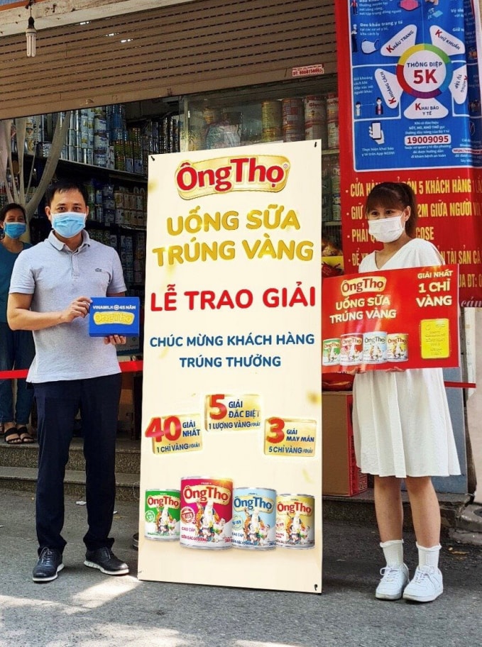 lo dien nhung khach hang may man dau tien uong sua ong tho trung vang hinh 1